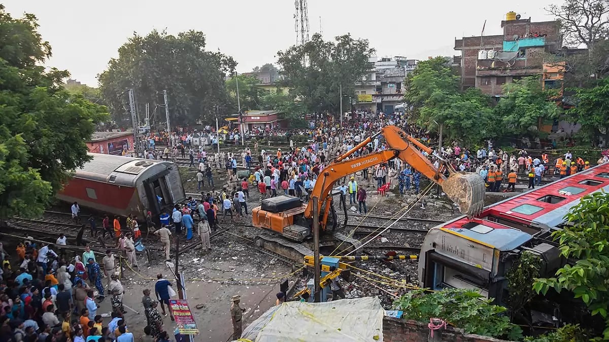 North East Express derailed in Buxar