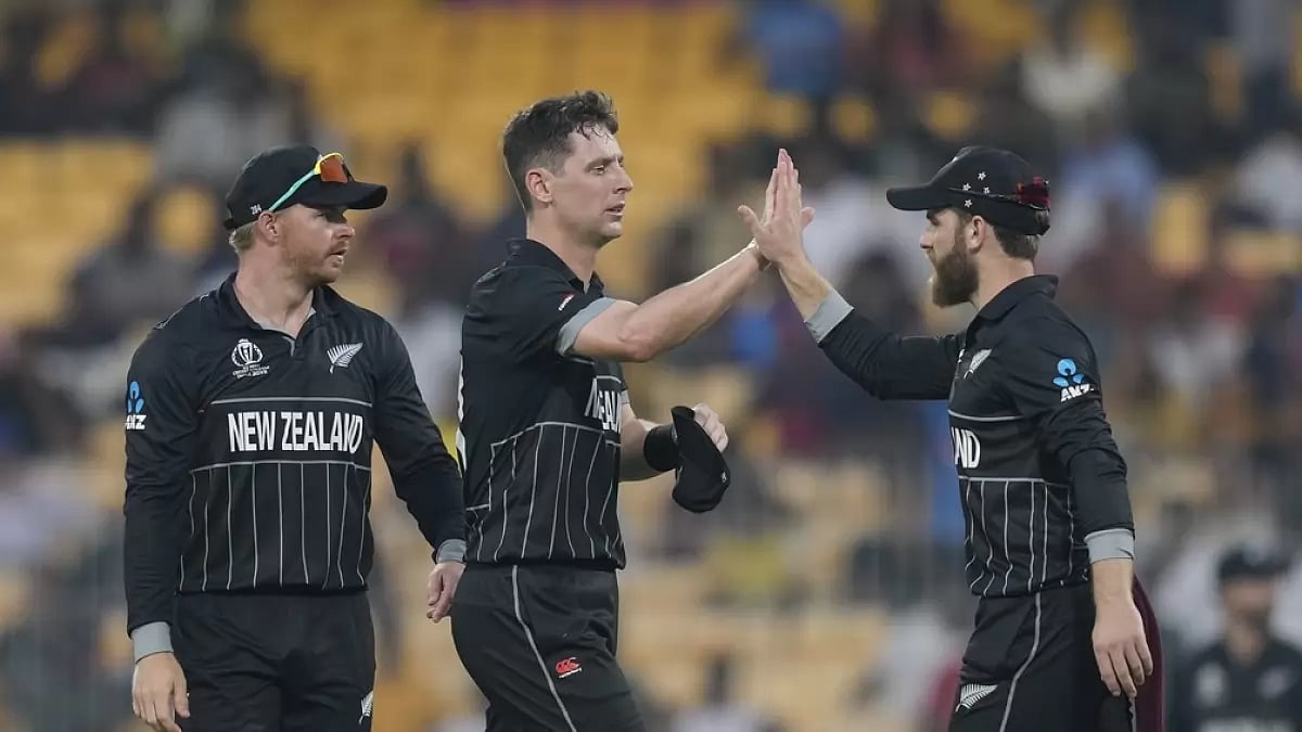 Matt Henry (centre) celebrates a wicket 