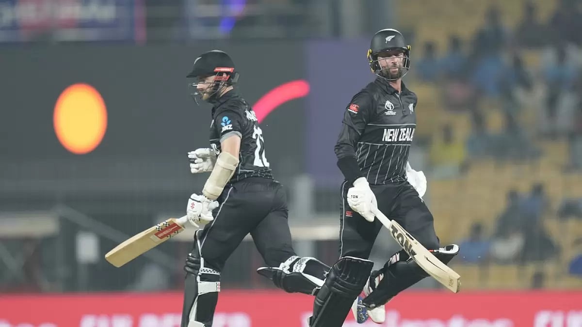 Kane Williamson (L) and Devon Conway in action against Bangladesh