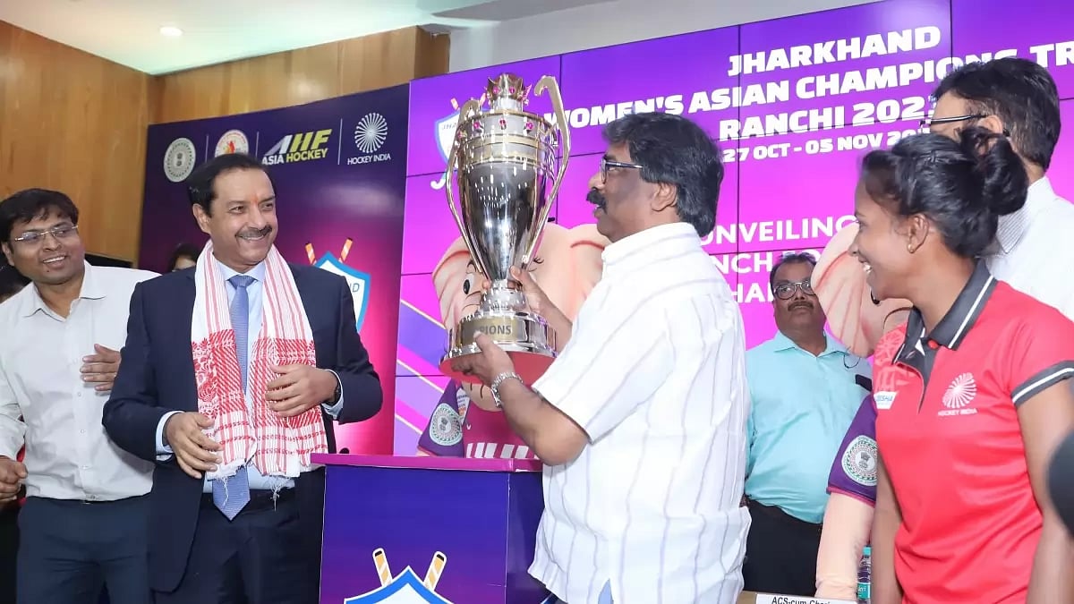 J'khand CM Hemant Soren (R) and President of IHF Dato Tayyab Ikram unveil the trophy