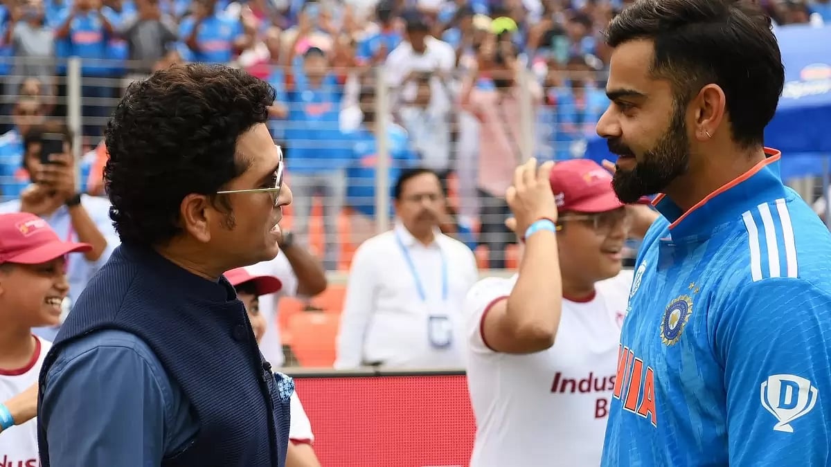 Sachin Tendulkar (left) with Virat Kohli ahead of the IND vs PAK game