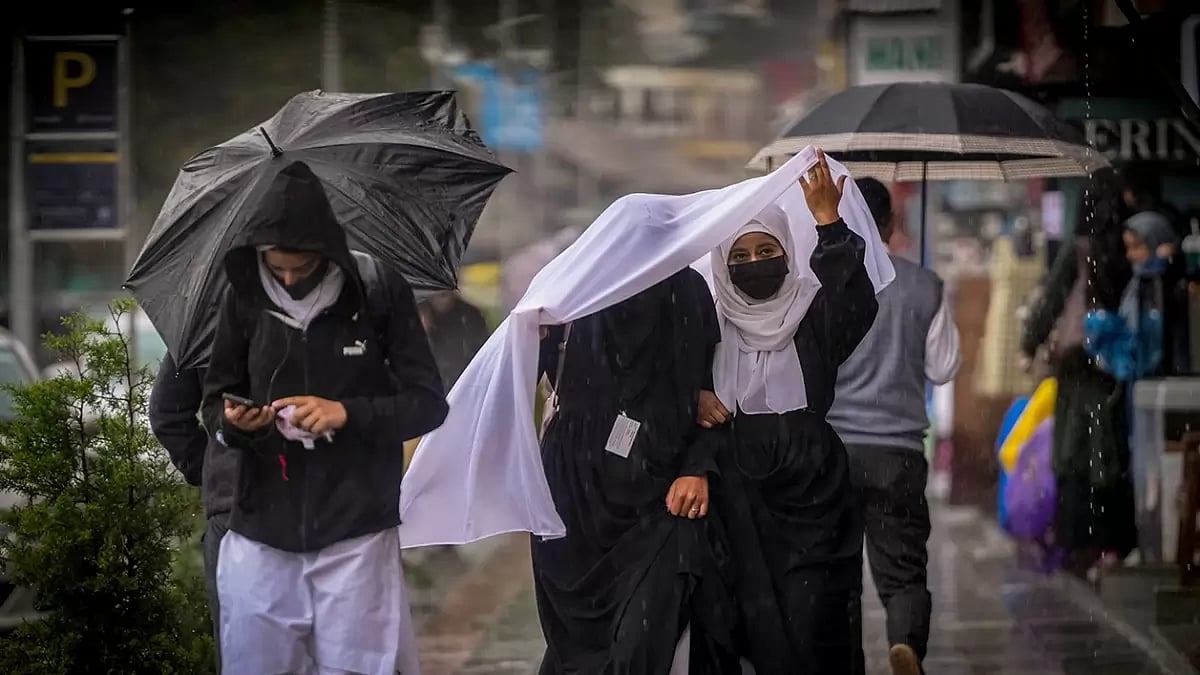 Snowfall and rains in Srinagar