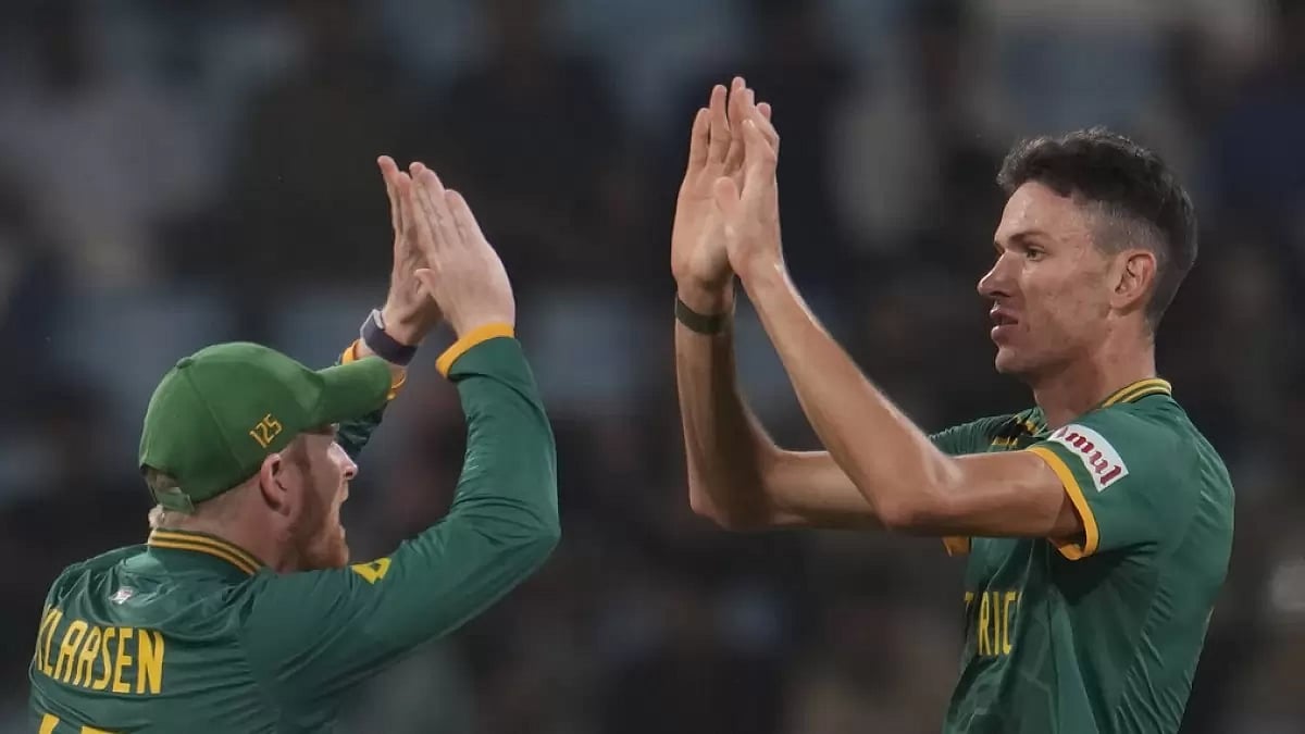Marco Jansen (L) and Heinrich Klaasen celebrate an Australian wicket in Lucknow.