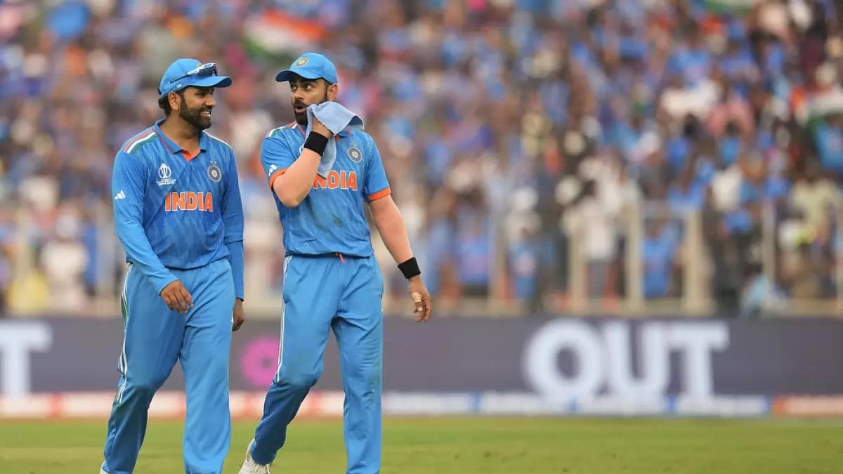 Rohit Sharma and Virat Kohli in the field during the India vs Pakistan game in Ahmedabad.