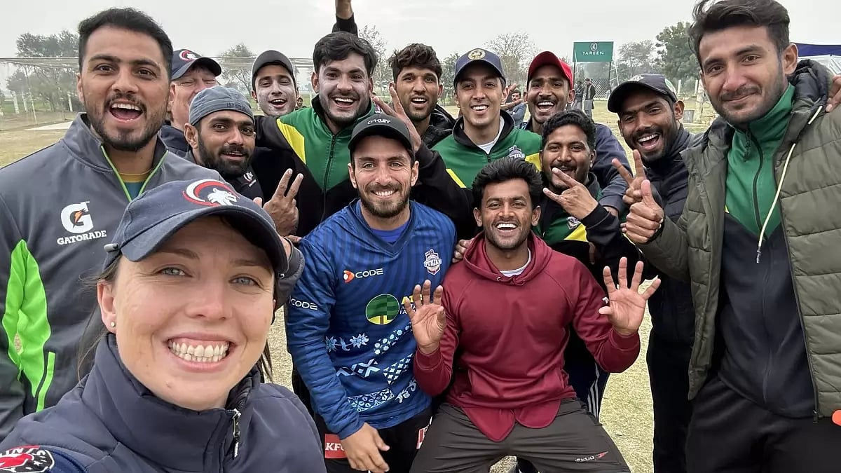 Catherine Dalton (L) with PSL and Southern Punjab fast bowlers.