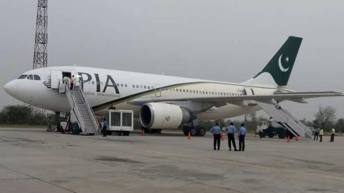 Pakistan International Airlines Flight - null