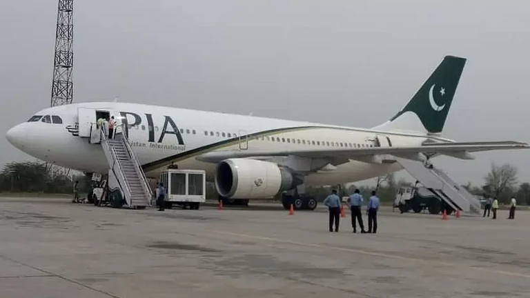 Pakistan International Airlines Flight - null