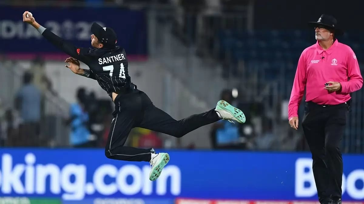 Mitchell Santner's superb catch to send back Hashmatullah Shahidi