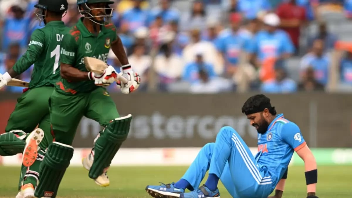 Hardik Pandya falls to ground after trying to stop the ball