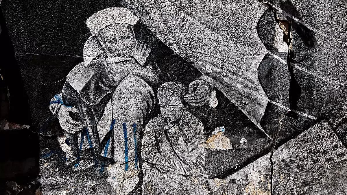 Cracks on Murals: Over 5,000 rockets were fired from the Gaza Strip towards Israel in 20 minutes 