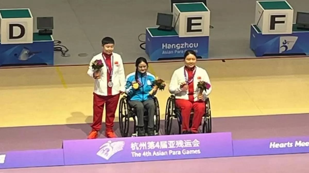 Avani Lekhara (c) poses with the gold medal on the podium
