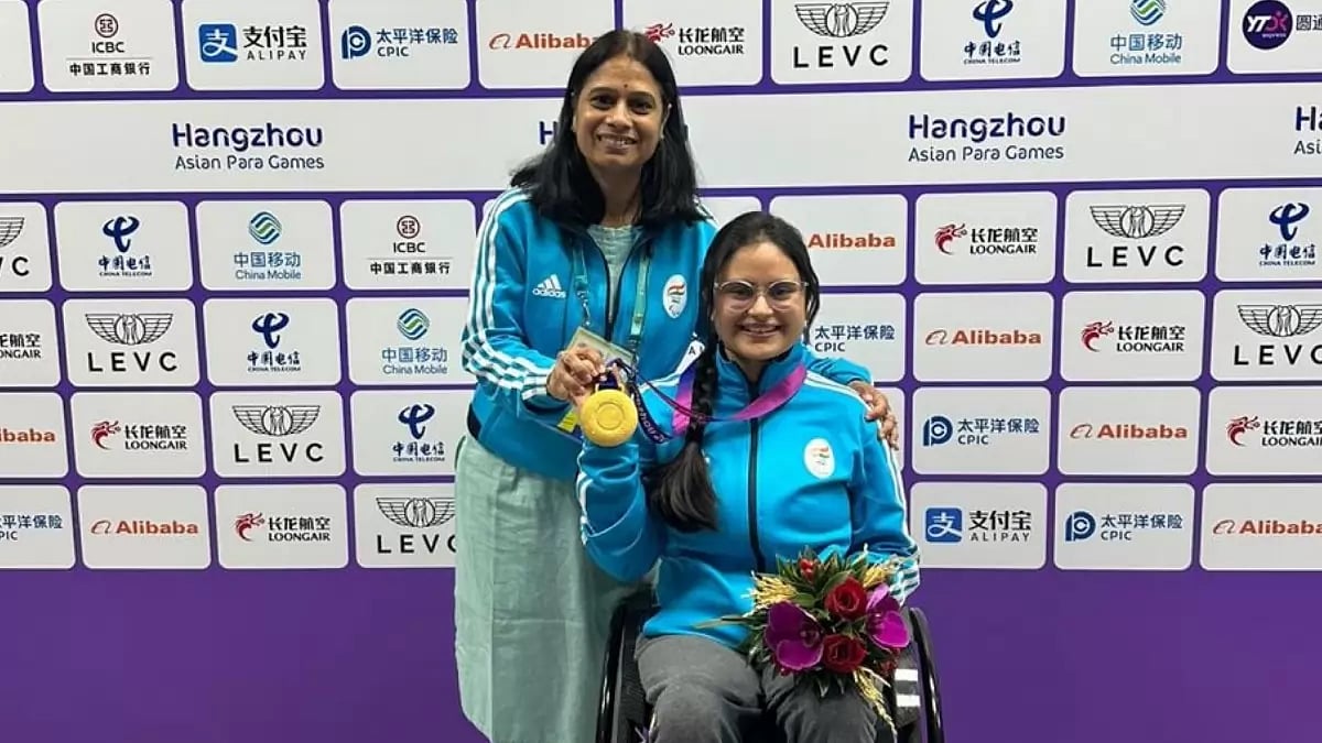 Avani Lekhara with her Gold medal she won at the Asian Para Games 2023 in Hangzhou