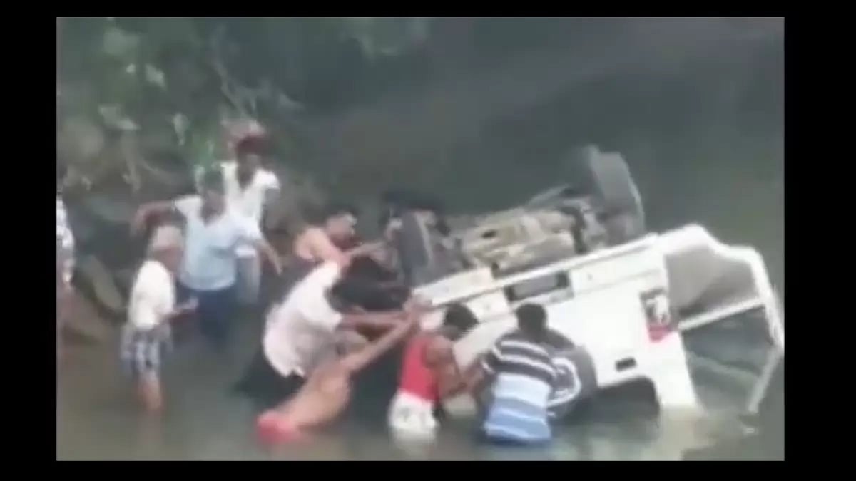 A car fell off a bridge at Deoghar's Sikatiya barrage in Jharkhand