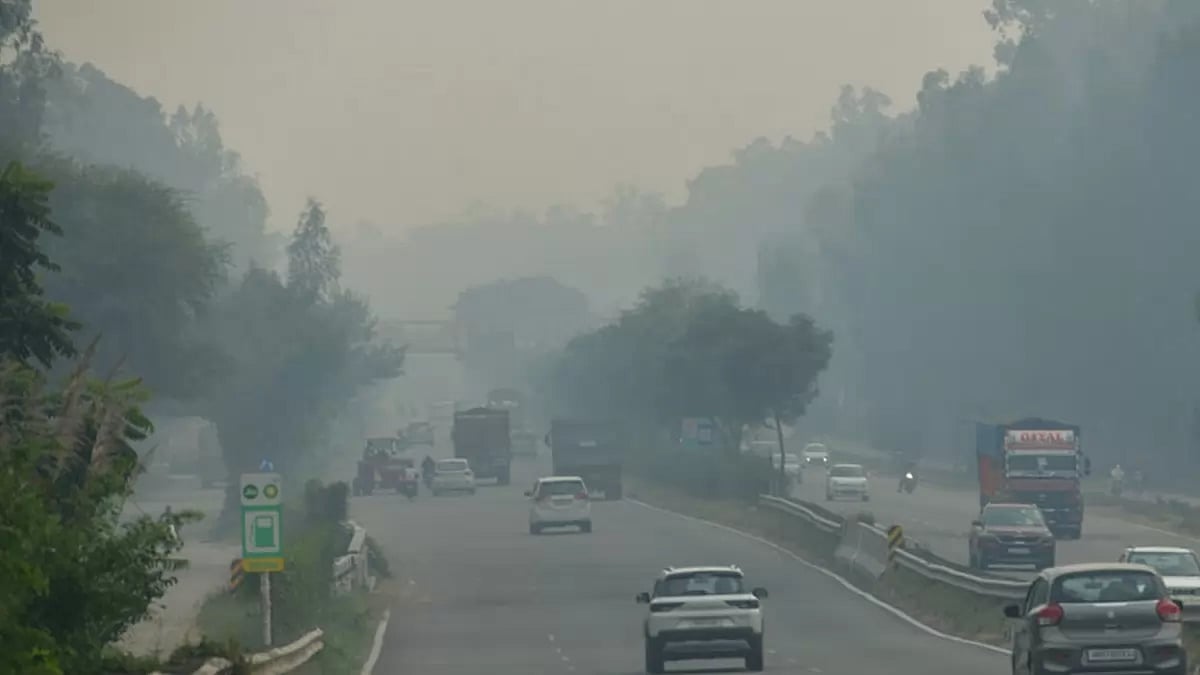 Dense smog covering Delhi-Chandigarh Highway due to stubble burning