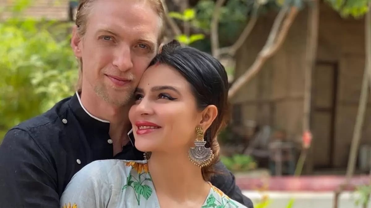 Aashka Goradia, brent Goble