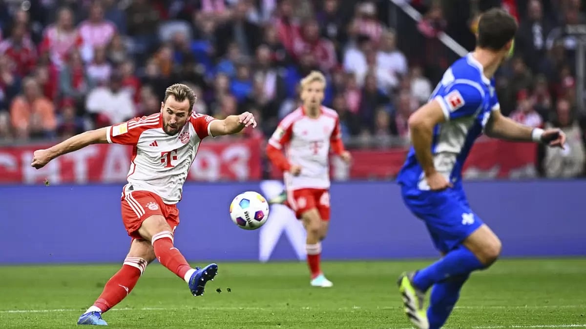 Bayern Munich's Harry Kane (L) scores a wonder goal against Darmstadt.