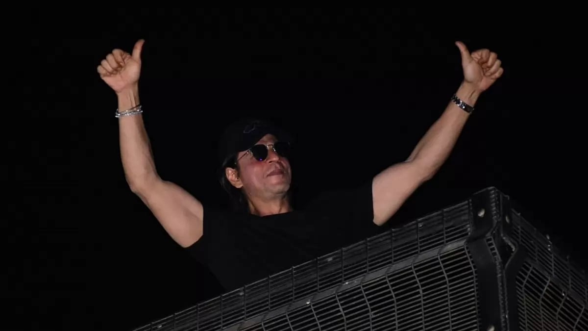 Shah Rukh Khan outside Mannat