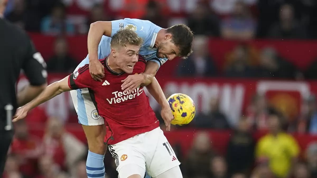 Ruben Dias challenges Rasmus Hojlund for the ball.