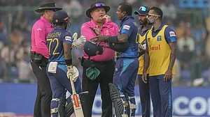 Angelo Mathews (c) talks to the umpires during Sri Lankas tie against Bangladesh