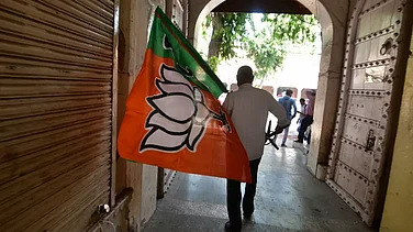 Man carrying BJP flag in Jaipur, Rajasthan. (Photo: Tribhuvan Tiwari/Outlook)