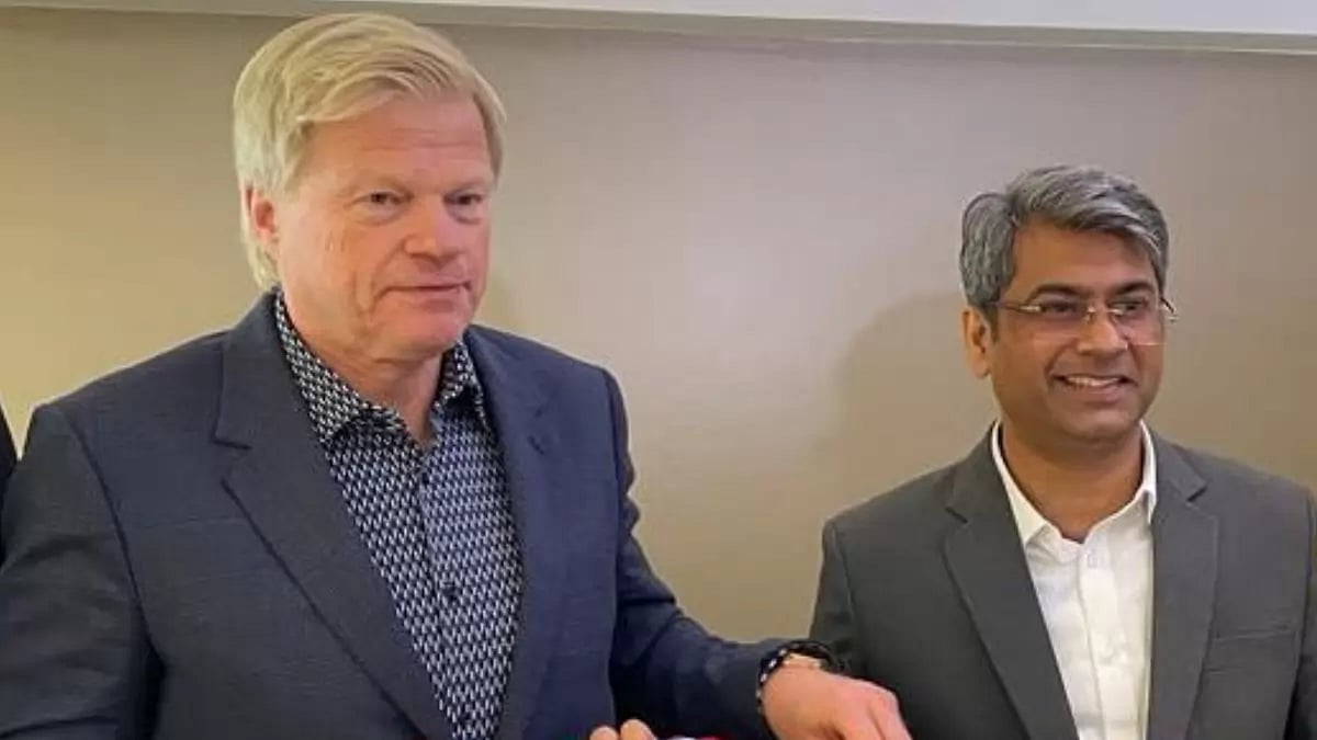 Oliver Kahn (left with AIFF chief Kalyan Chaubey
