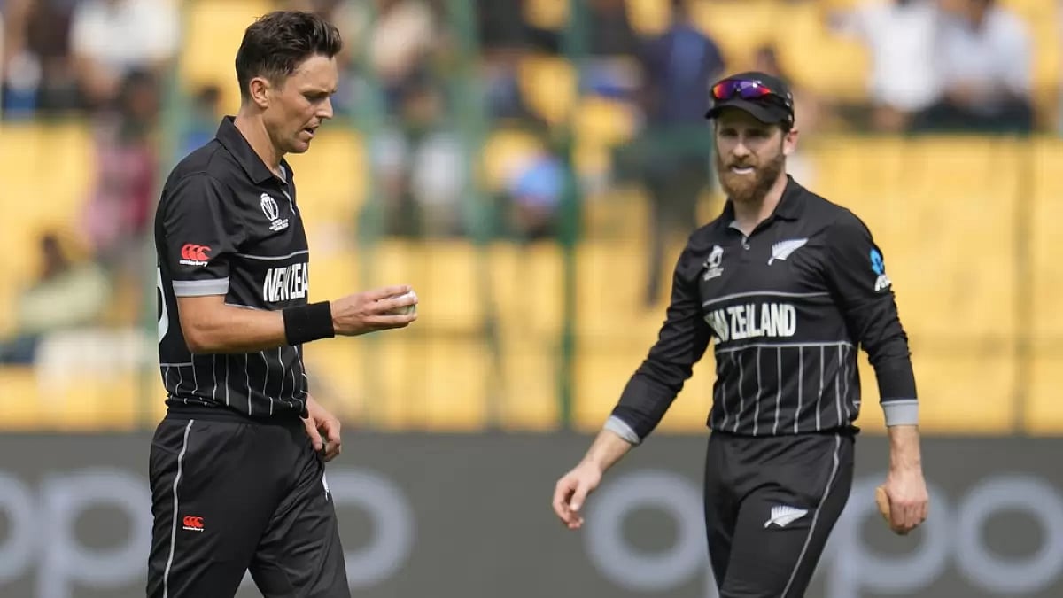 Kane Williamson (R) in action during the New Zealand vs Sri Lanka game in the 2023 ODI World Cup.