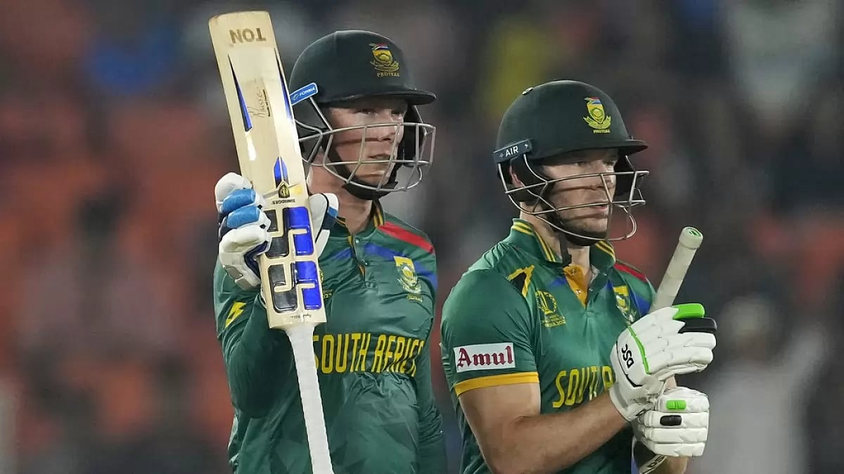 Rassie van der Dussen (L) celebrates his half century against Afghanistan in the 2023 ODI World Cup.