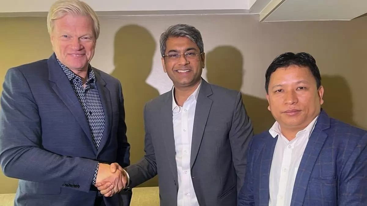 Legendary Goalkeeper Oliver Kahn (left( with Indian dignitaries