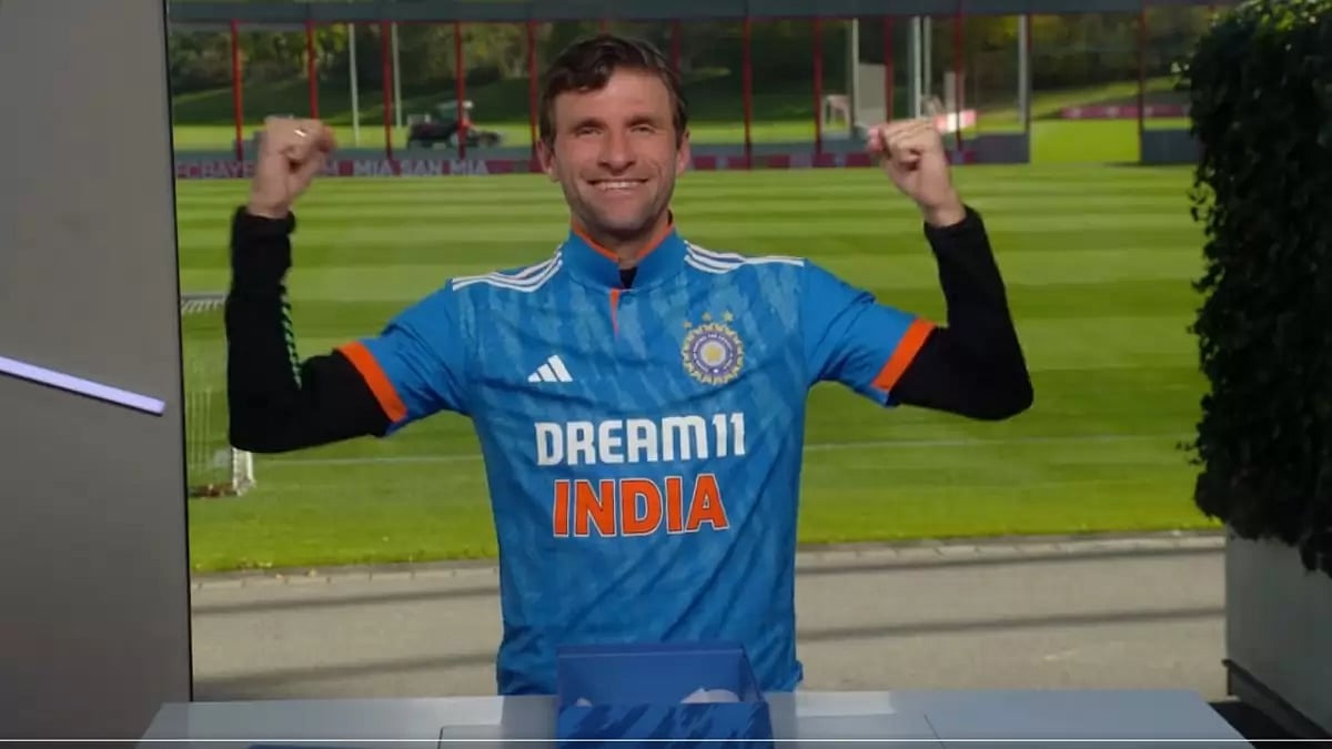 Thomas Muller posing with the Indian cricket team's jersey