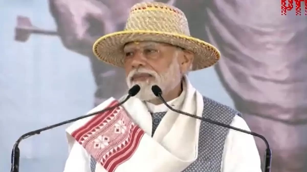 PM Narendra Modi addresses a public gathering in Khunti, Jharkhand.