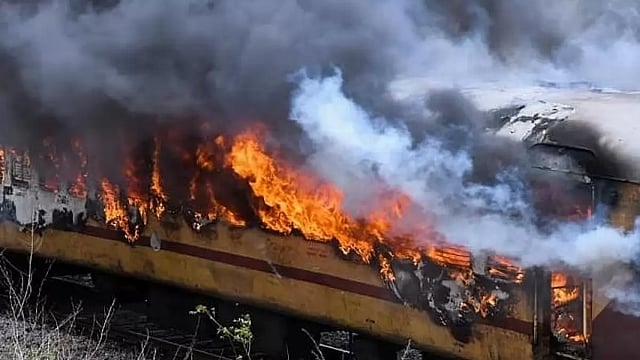 Uttar Pradesh: Fire Breaks Out In Bogies Of  New Delhi-Darbhanga Superfast Express In Etawah