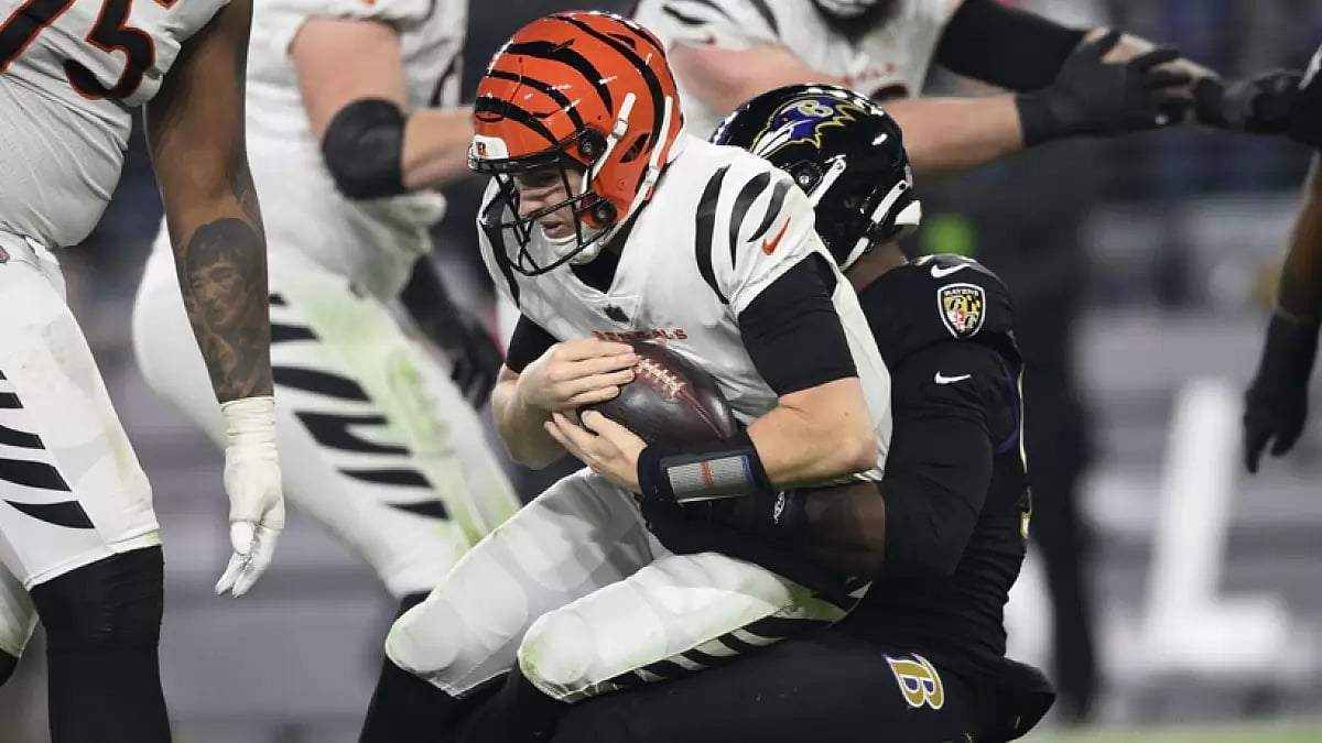Baltimore Ravens linebacker Odafe Oweh (99) sacks Cincinnati Bengals quarterback Jake Browning (6).