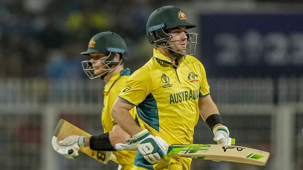 Australian batters Steven Smith and Josh Inglis during the semi-final clash against South Africa