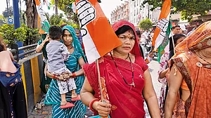 Tough Battle: Women voters of the Congress campaigning in Indore