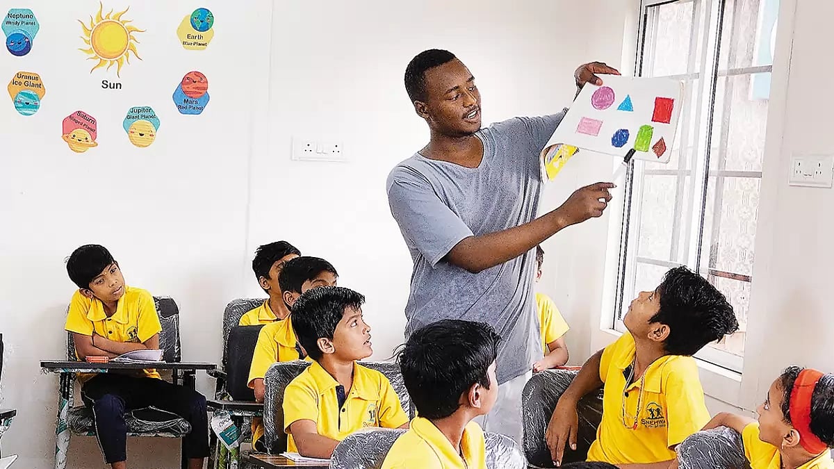 Students at Snehawan being taught paper qulling by Nathan Rono from Kenya, a volunteer instructor