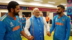 PM Narendra Modi (C) with Rohit Sharma and Virat Kohli after India's 2023 World Cup final loss.
