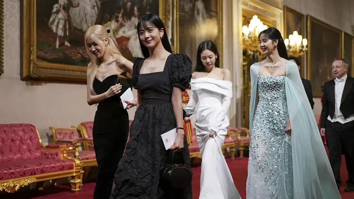 BLACKPINK members at Buckingham Palace. 