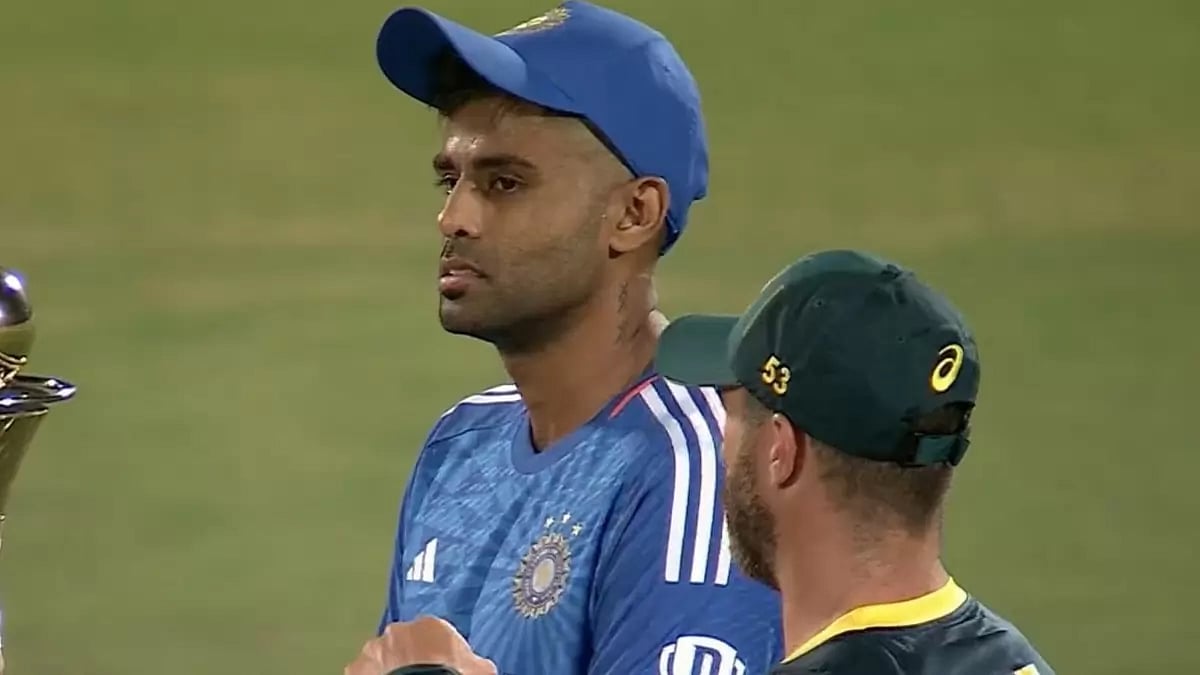Suryakumar Yadav and Matthew Wade at the toss