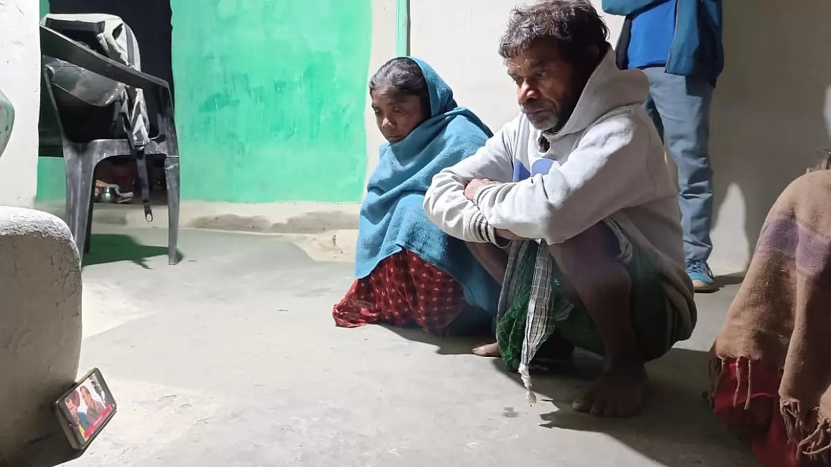 Trapped in the tunnel of Uttarakhand, the mother and father of Anil Bediya watch the news