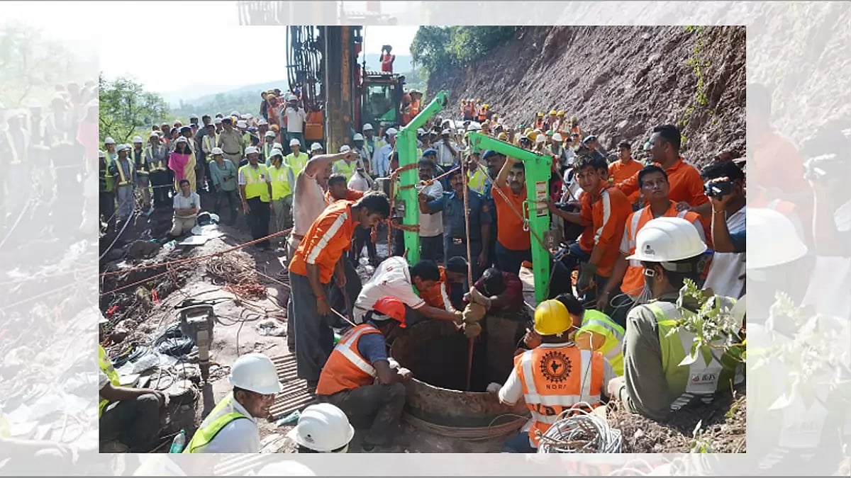 Rescue team trying to evacuate two trapped men at an under-construction tunnel in Bilaspur (2015)