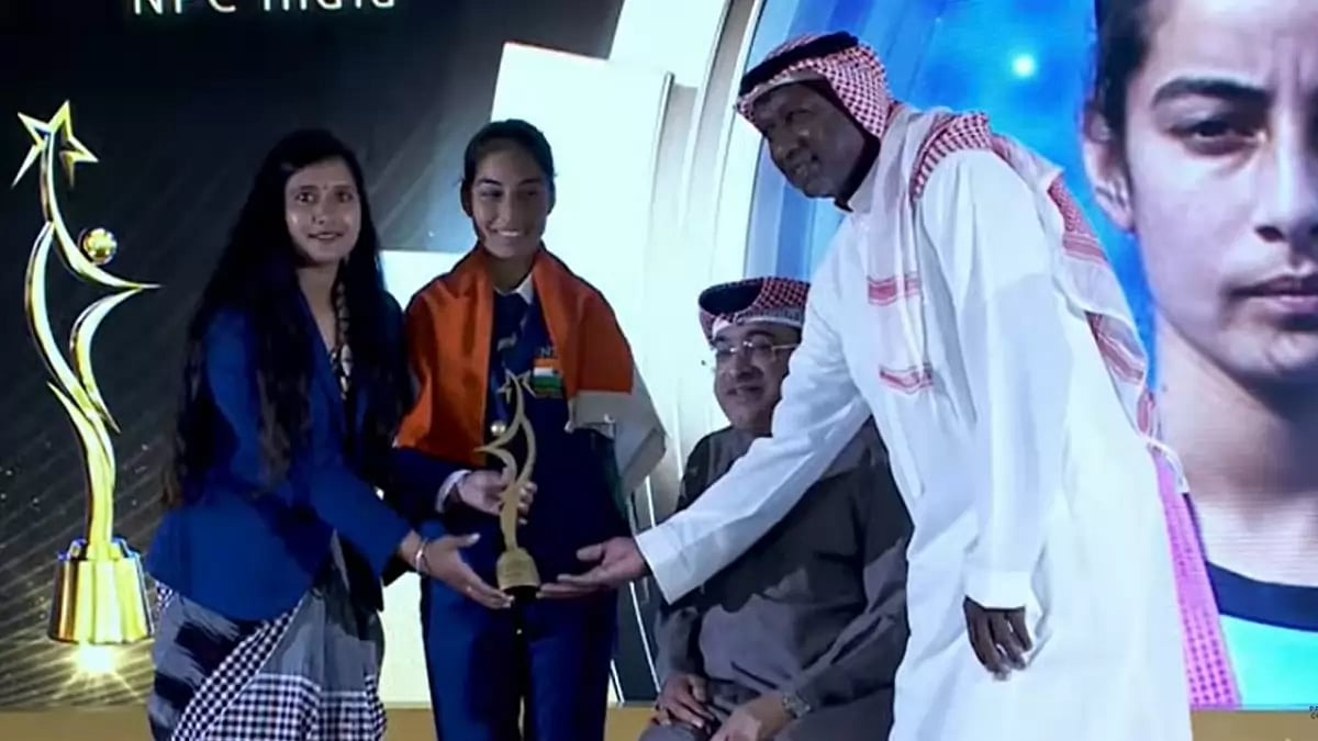 Sheetal Devi (second from left) receives the Best Youth Athlete Of 2023 award in Riyadh.