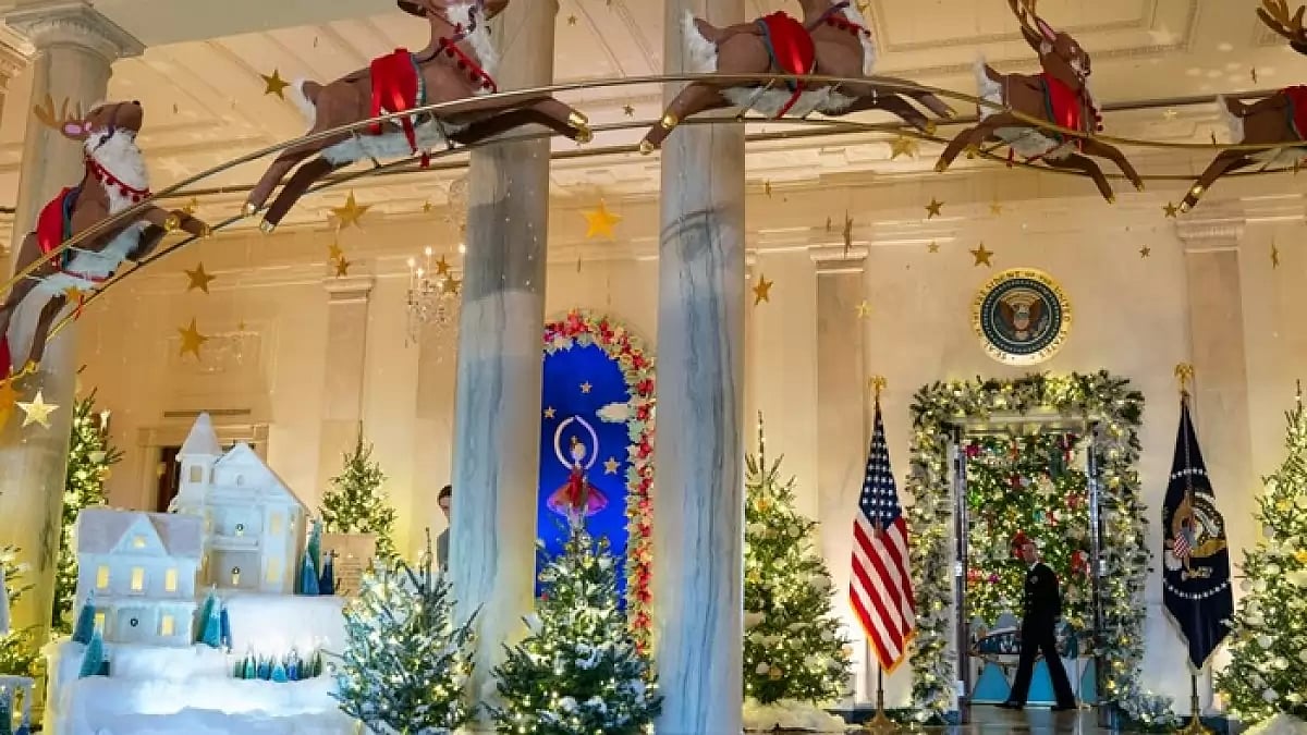 Holiday decorations adorn the Grand Foyer of the White House.