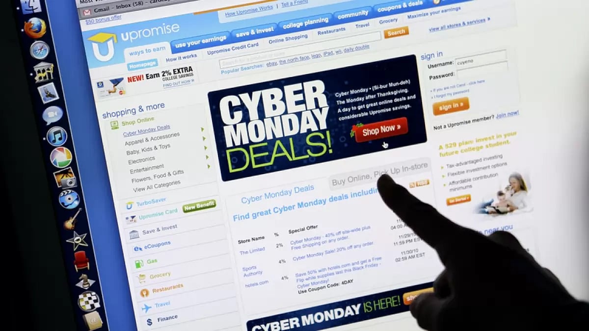 US Thanksgiving Weekend Sales hit record on big discounts, online boost