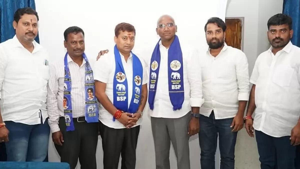 BSP's Praveen Kumar (centre-right)