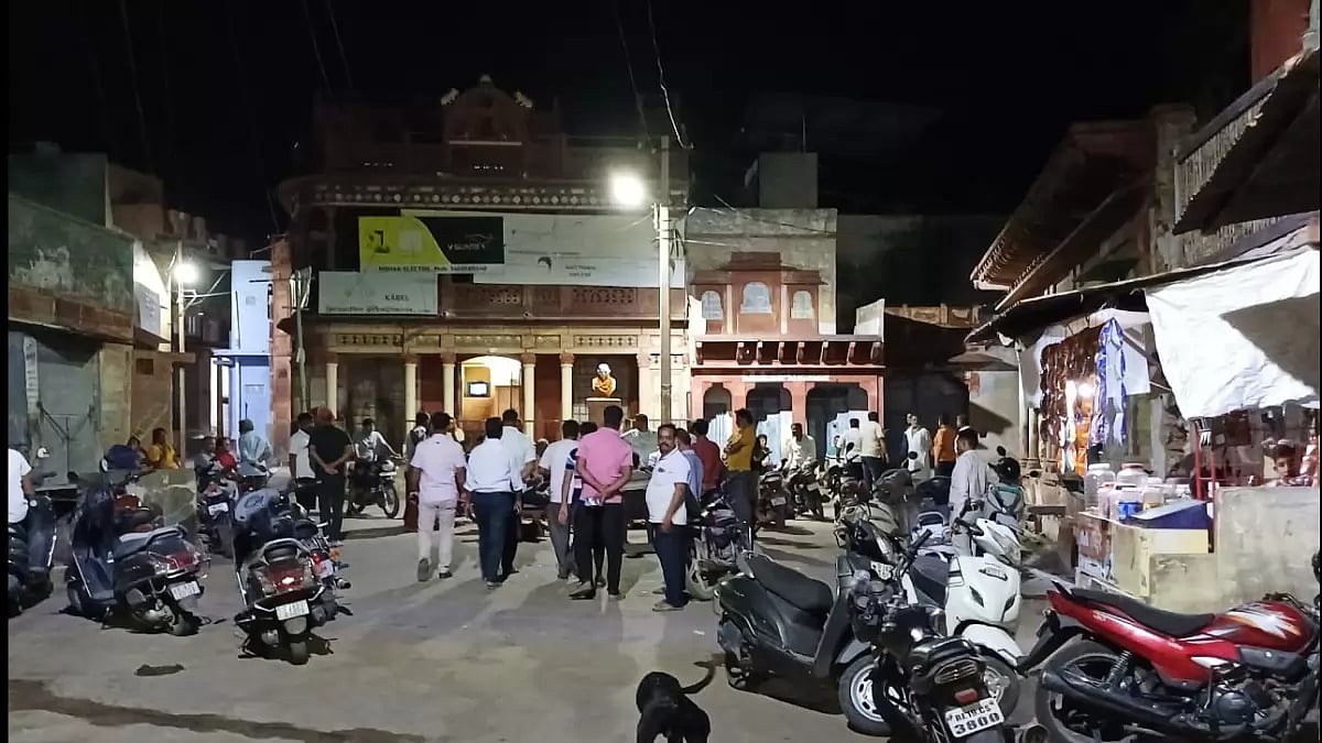 People arriving at Satta Bazaar at night to collect betting dues 