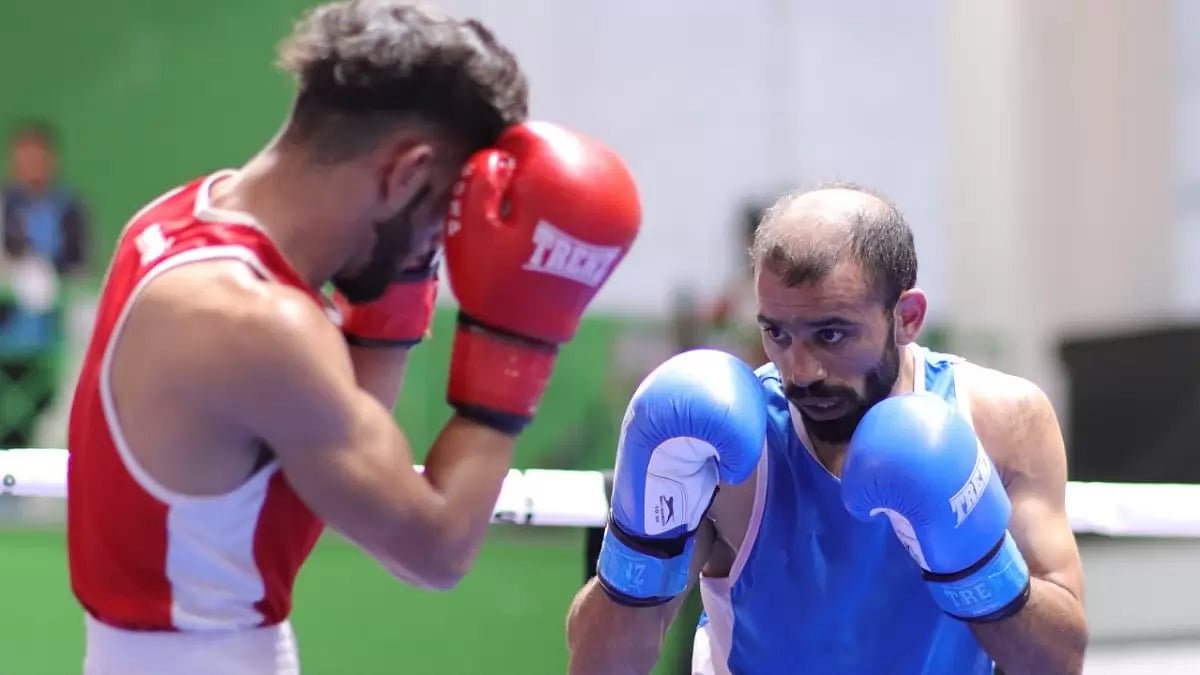 Amit Panghal (R) in action against Mohammad Aarif during Elite Mens National Boxing Championships