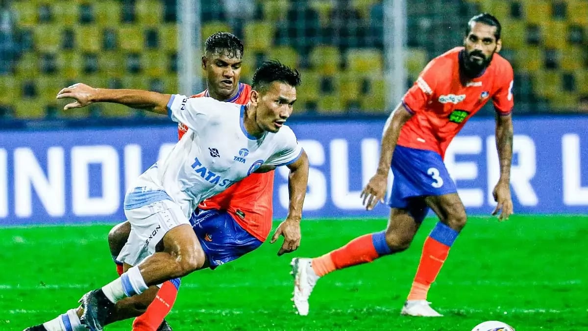 Jamshedpur FC player trying to take control of the ball against Goa FC in ISL 2023-24