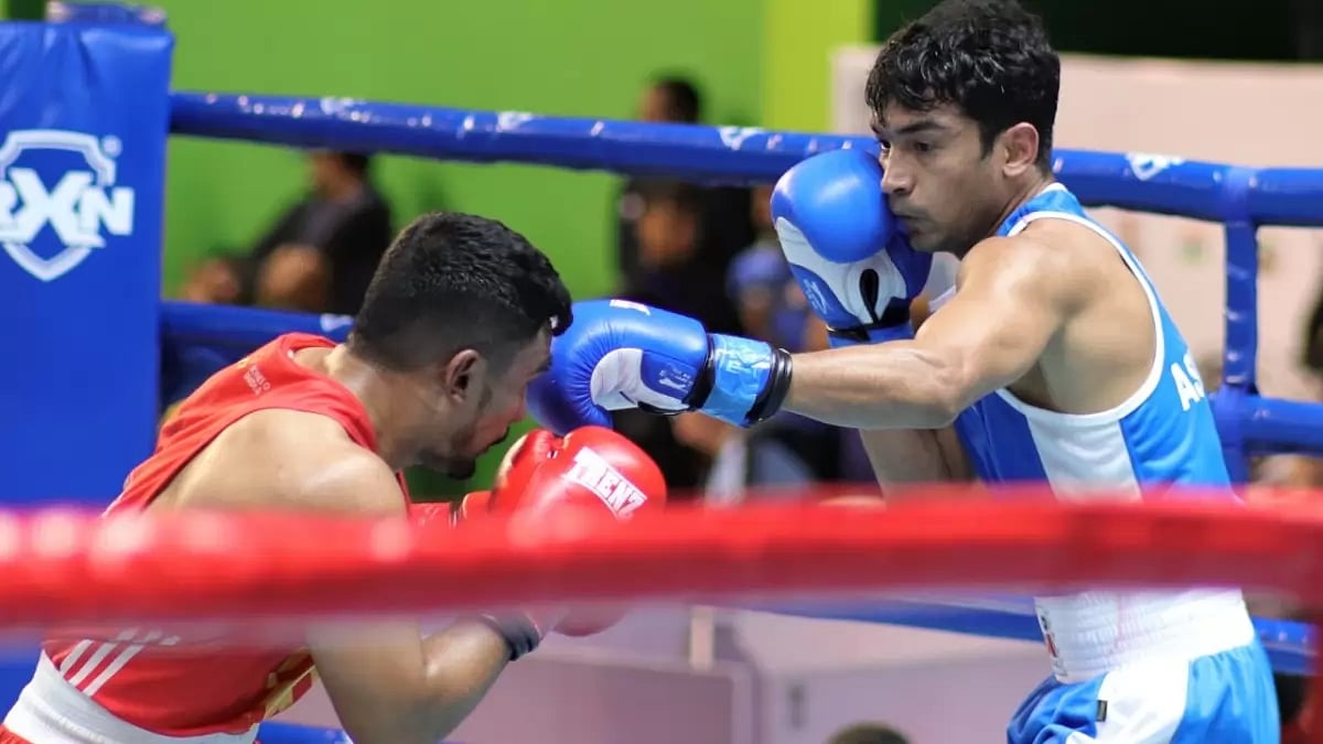 Shiva Thapa (R) in action against Harivansh Tawari during Elite Men's National Boxing Championships