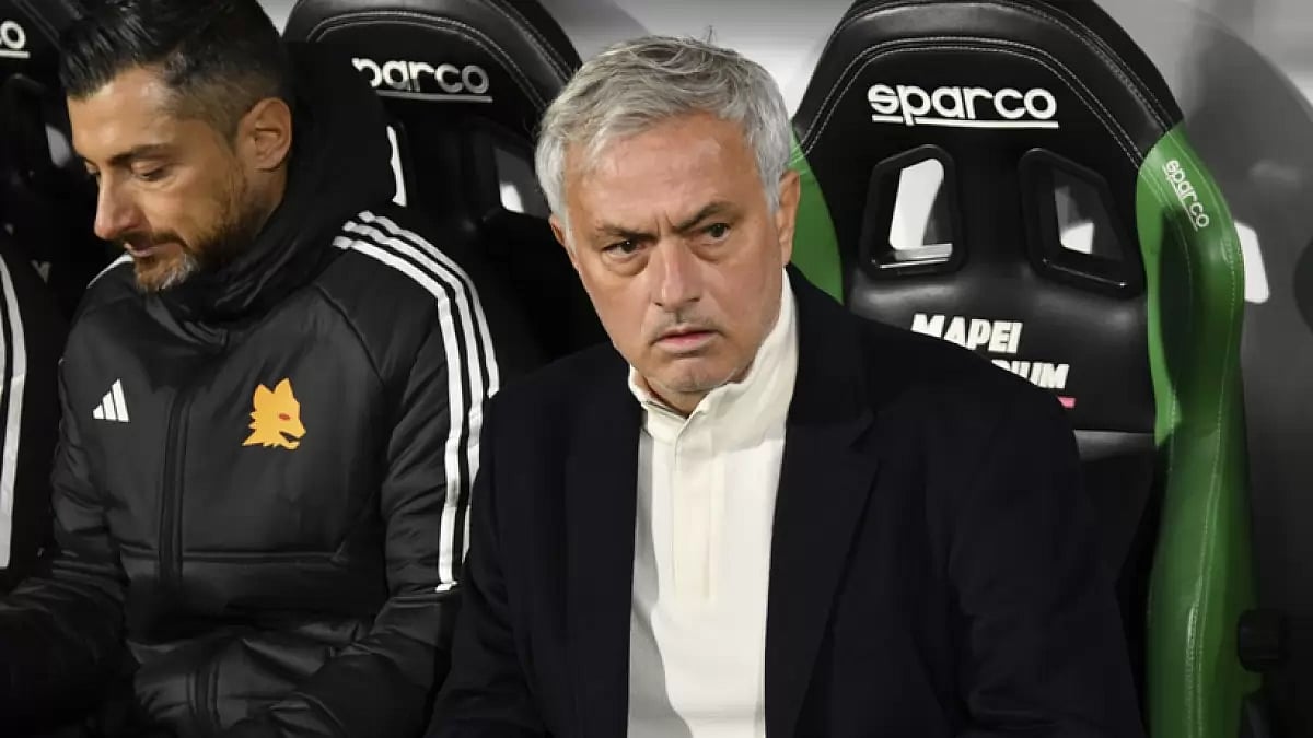 Roma's coach Jose Mourinho (R) during the Italian Serie A football match
