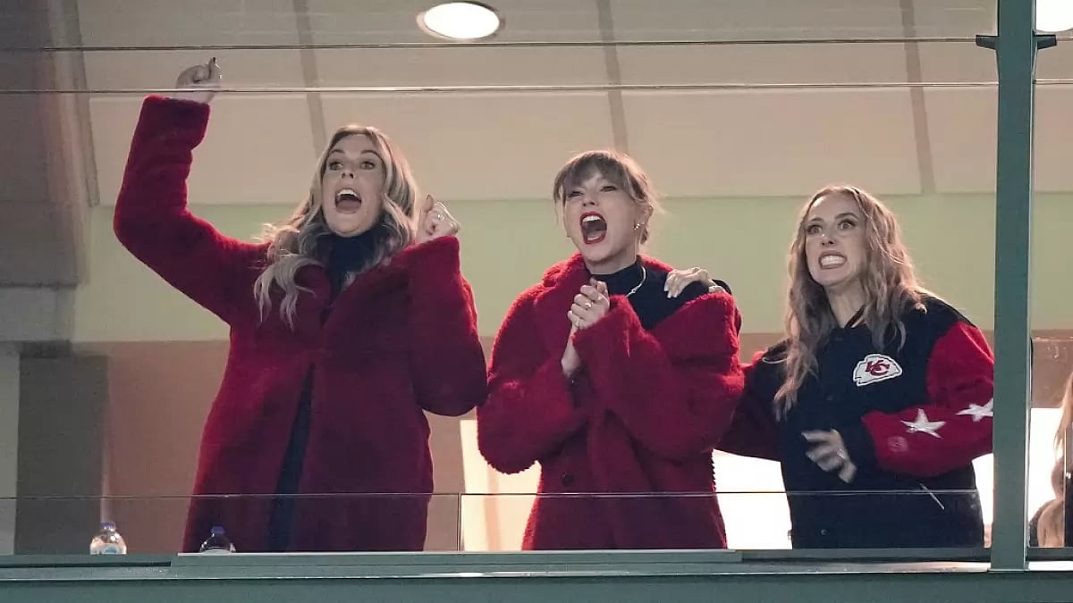 Taylor Swift Lights up Lambeau Field, Cheering on Boyfriend Travis Kelce